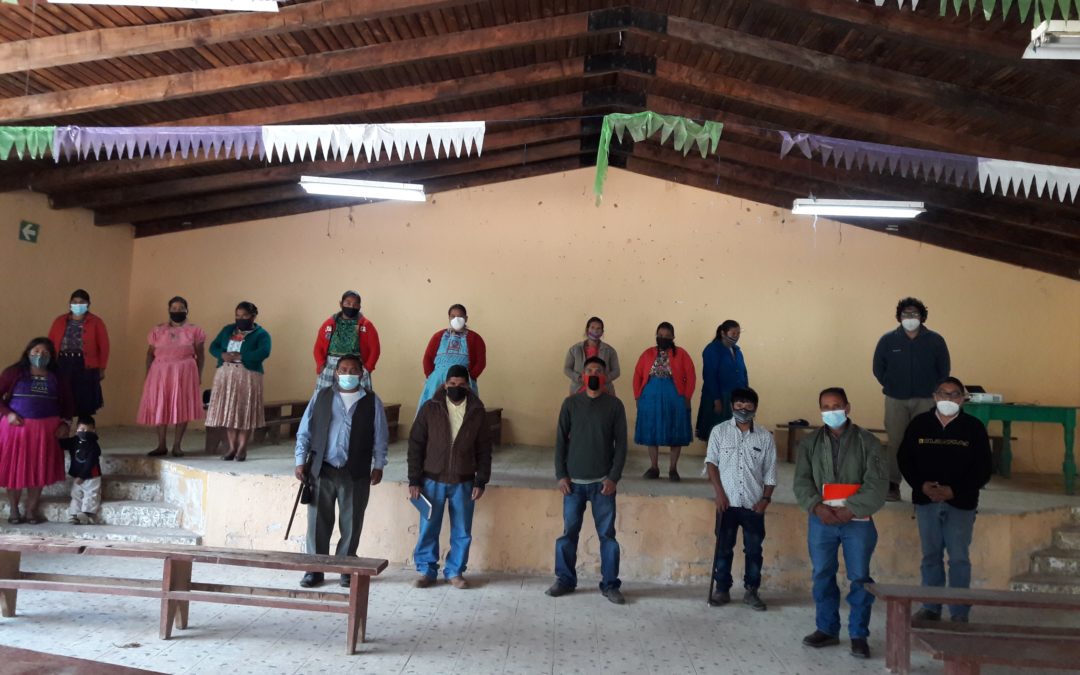 Líderes comunitarios de Aldea Santo Domingo, del Municipio de San Antonio Sacatepéquez, participan en el taller sobre la Adaptación al Cambio Climático y la Resiliencia Climática.