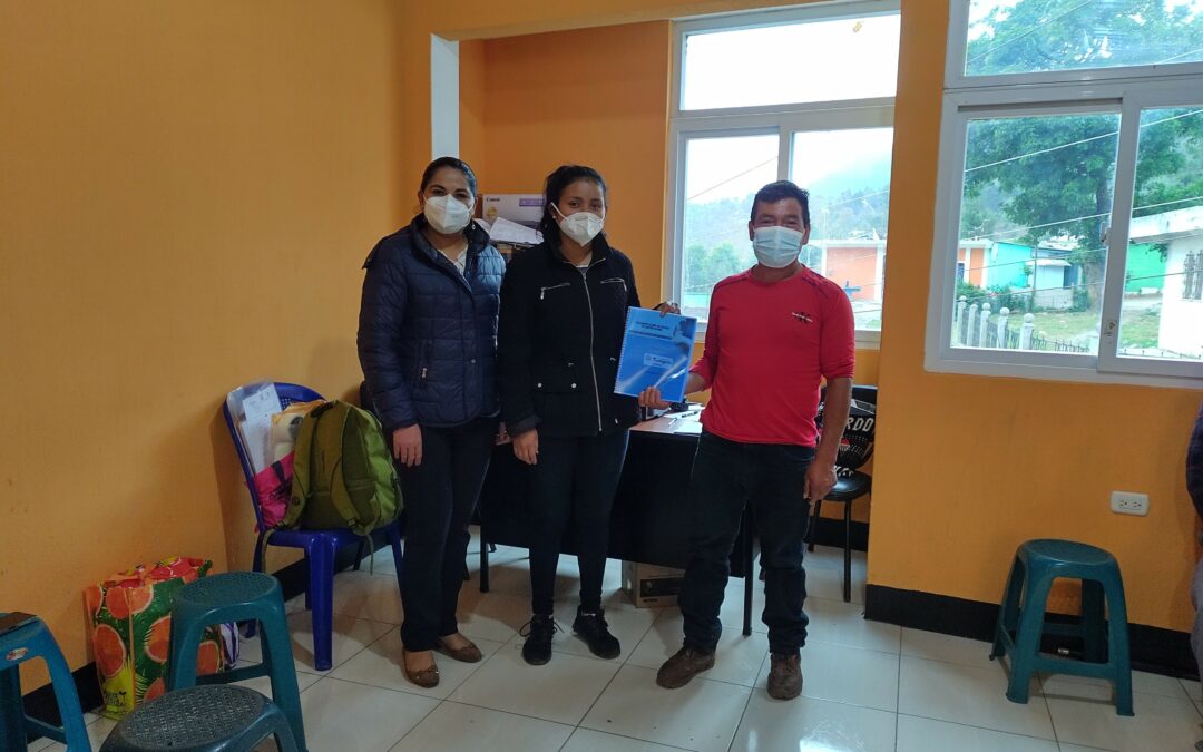 Líderes comunitarios del Cantón Tojchina, del Municipio de San Antonio Sacatepéquez, participan en la asamblea de aprobación  del Reglamento de Agua.