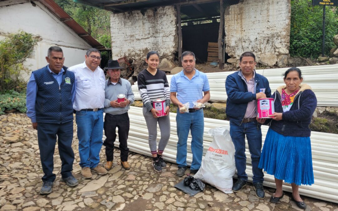 Entrega de materiales  a integrantes del comité de agua del Cantón Tojchina.