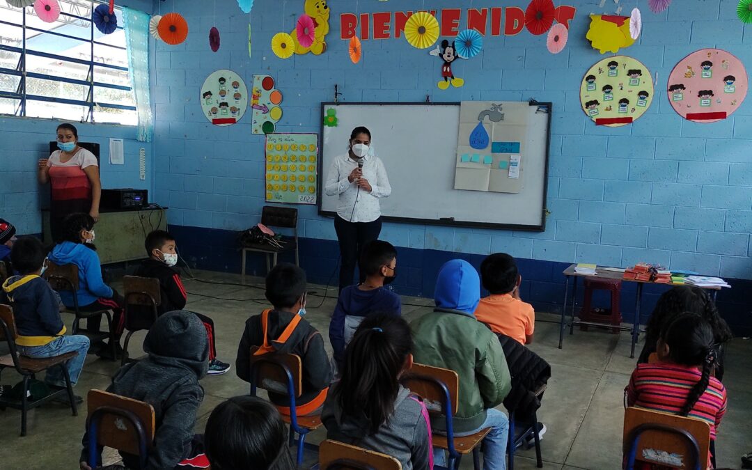 Estudiantes de centros educativos del municipio de San Antonio Sacatepéquez, participan en charlas de sensibilización sobre Agua y Manejo Integral de Cuencas.